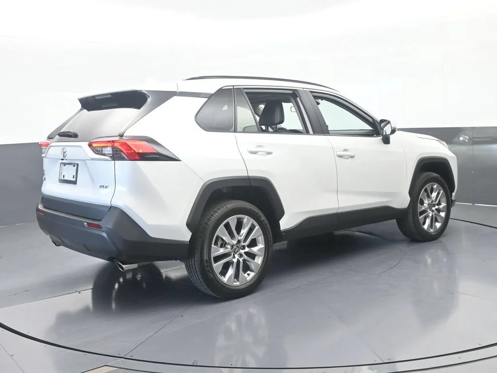 Used 2025 White Toyota XLE Premium image 6