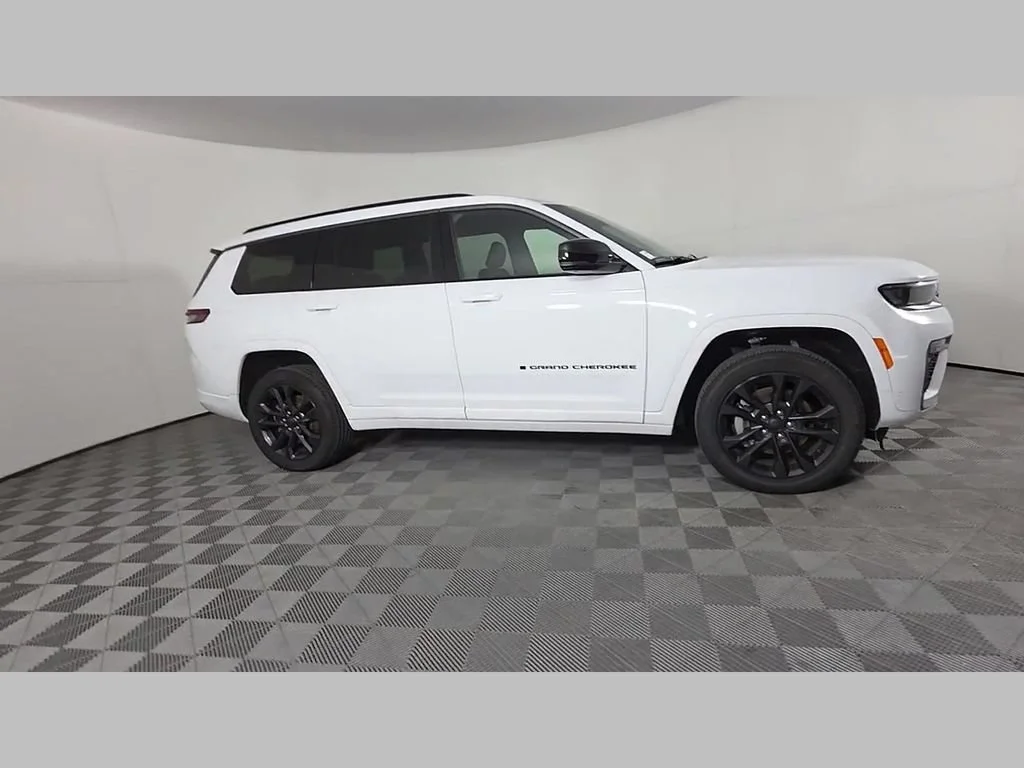 New 2026 Bright White Clear-Coat Exterior Paint Jeep Limited Reserve image 30