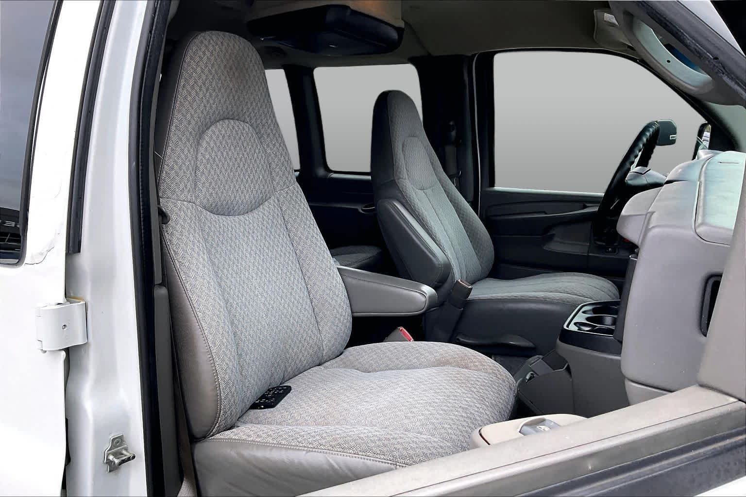 Used 2007 Summit White Chevrolet  image 8