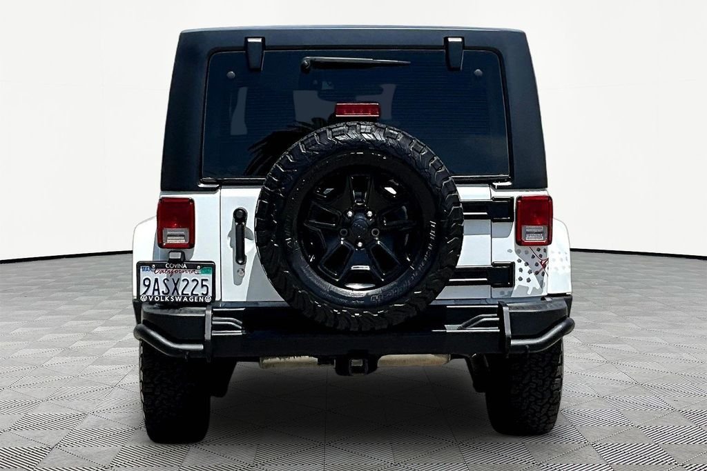 Used 2016 White Jeep Unlimited Sahara image 5