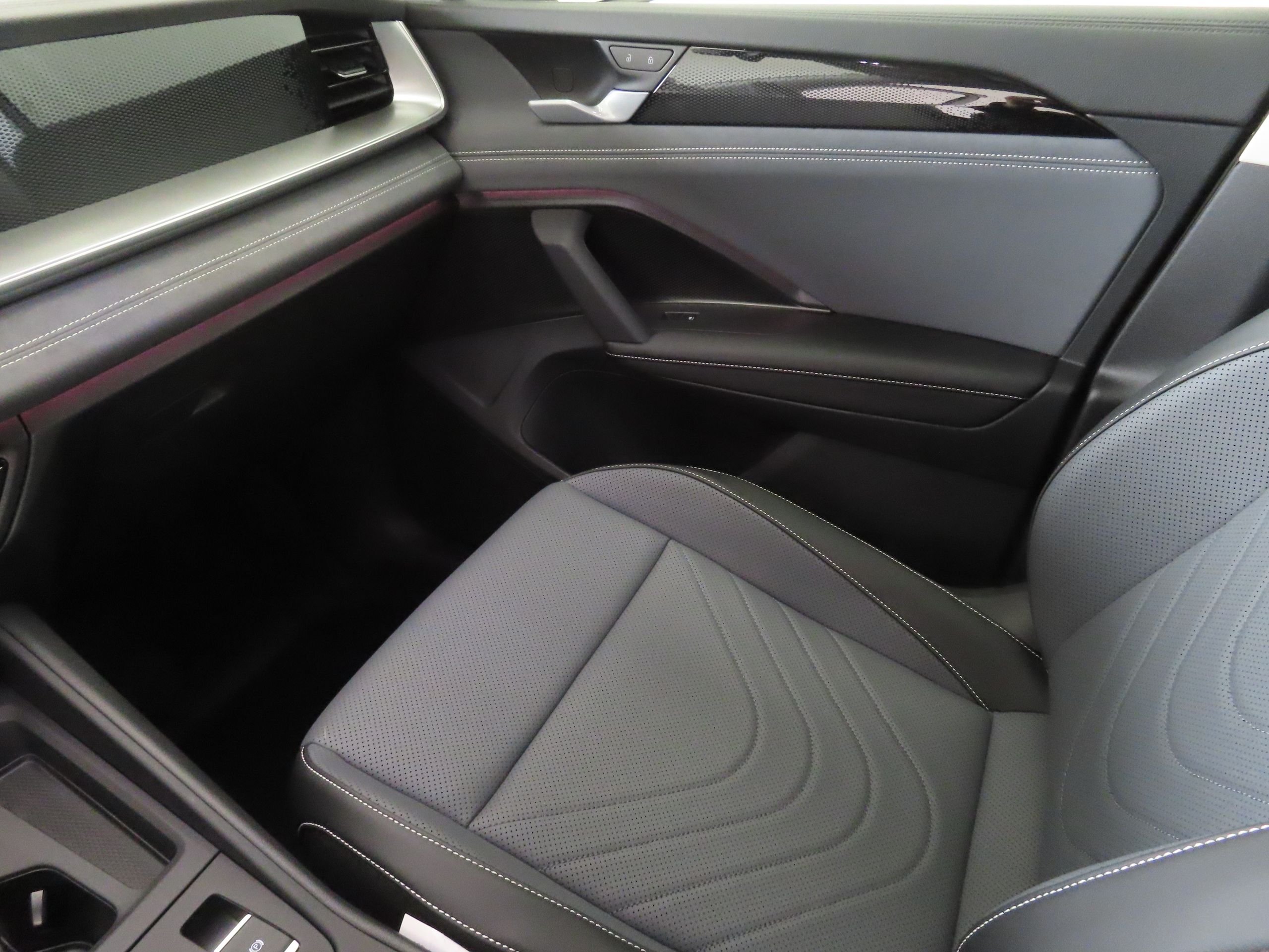 New 2026 White Volkswagen 2.0T SE image 19