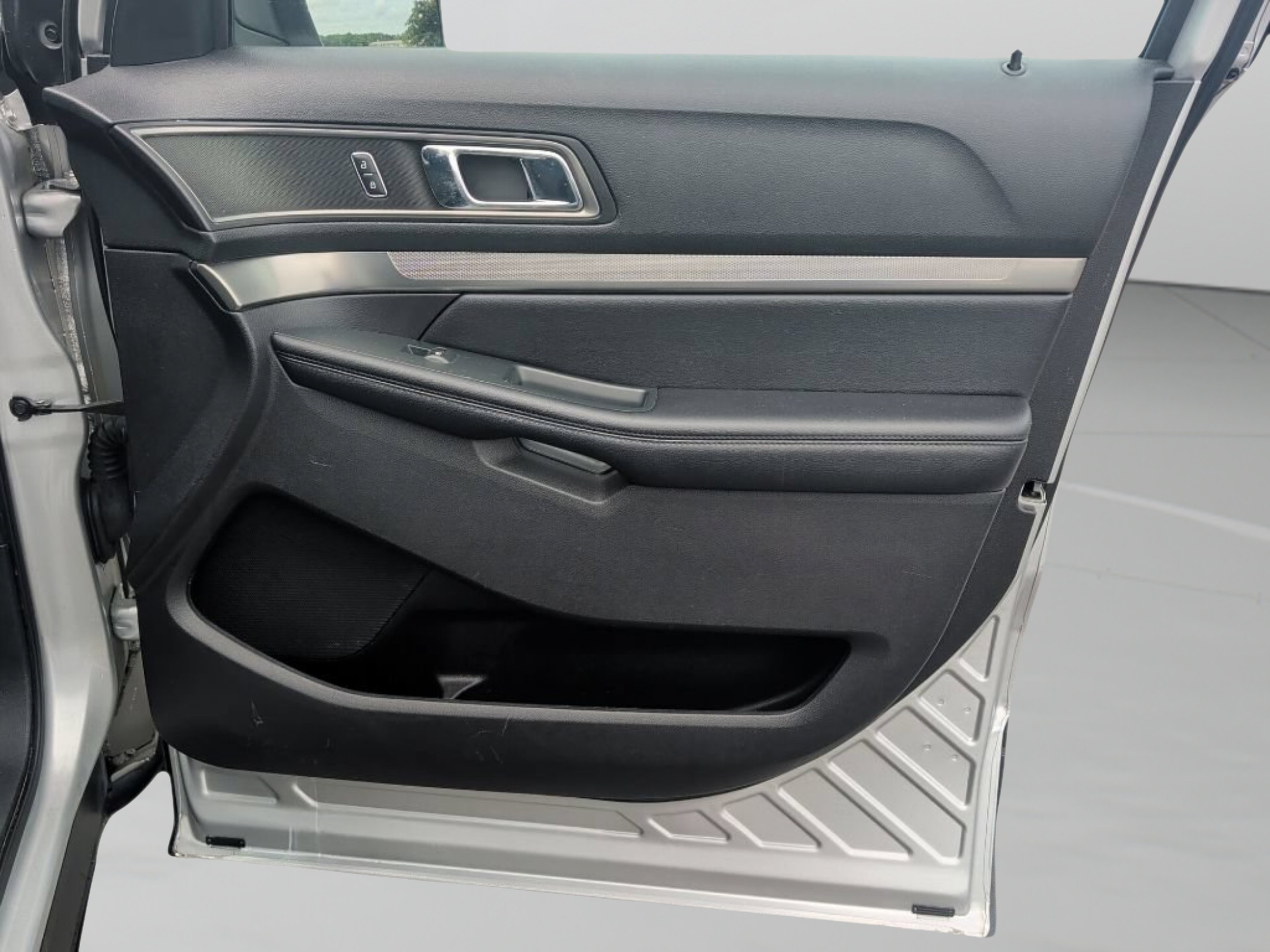 Used 2018 Ingot Silver Ford XLT image 39