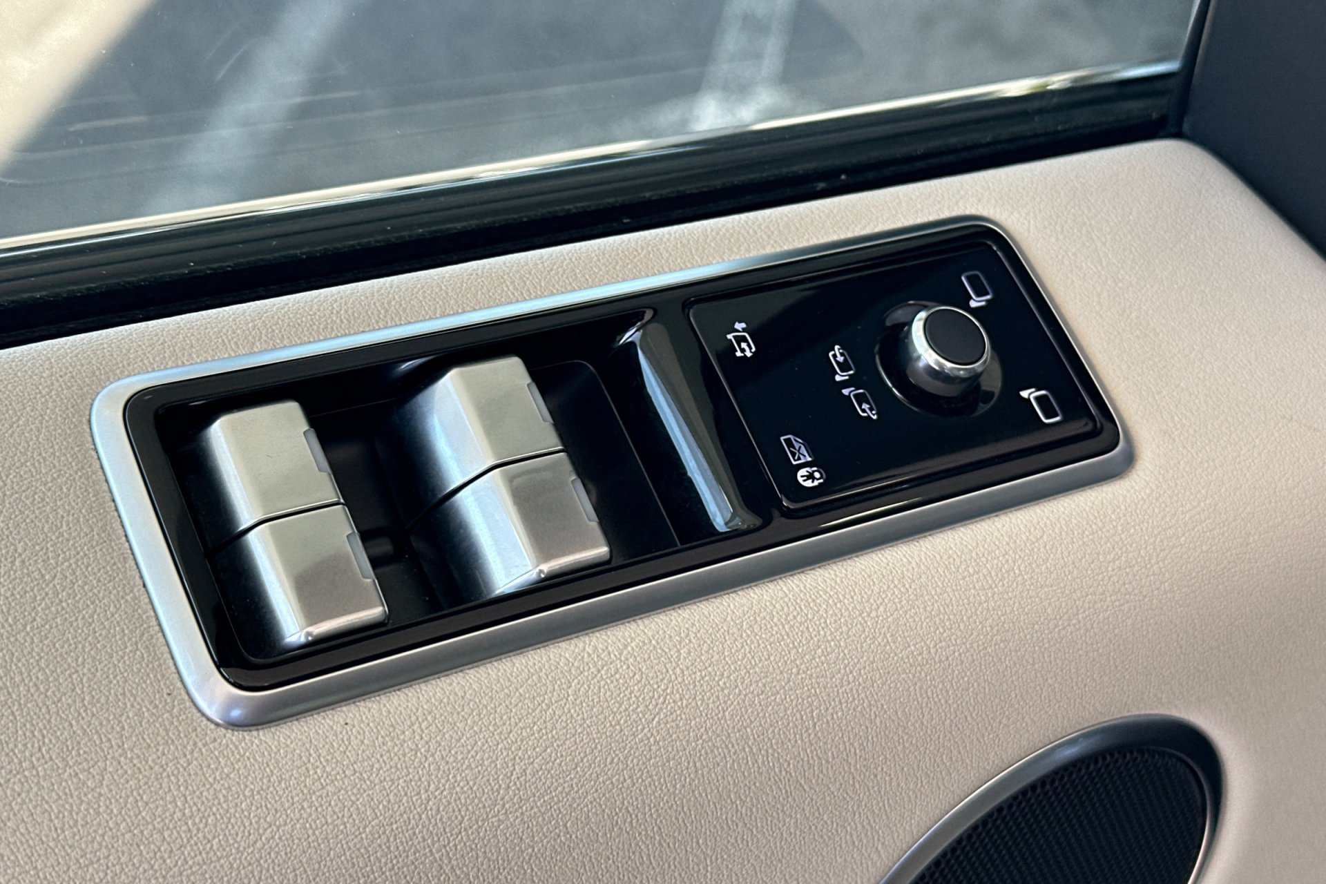 Used 2022 Fuji White Land Rover HSE Silver Edition image 15
