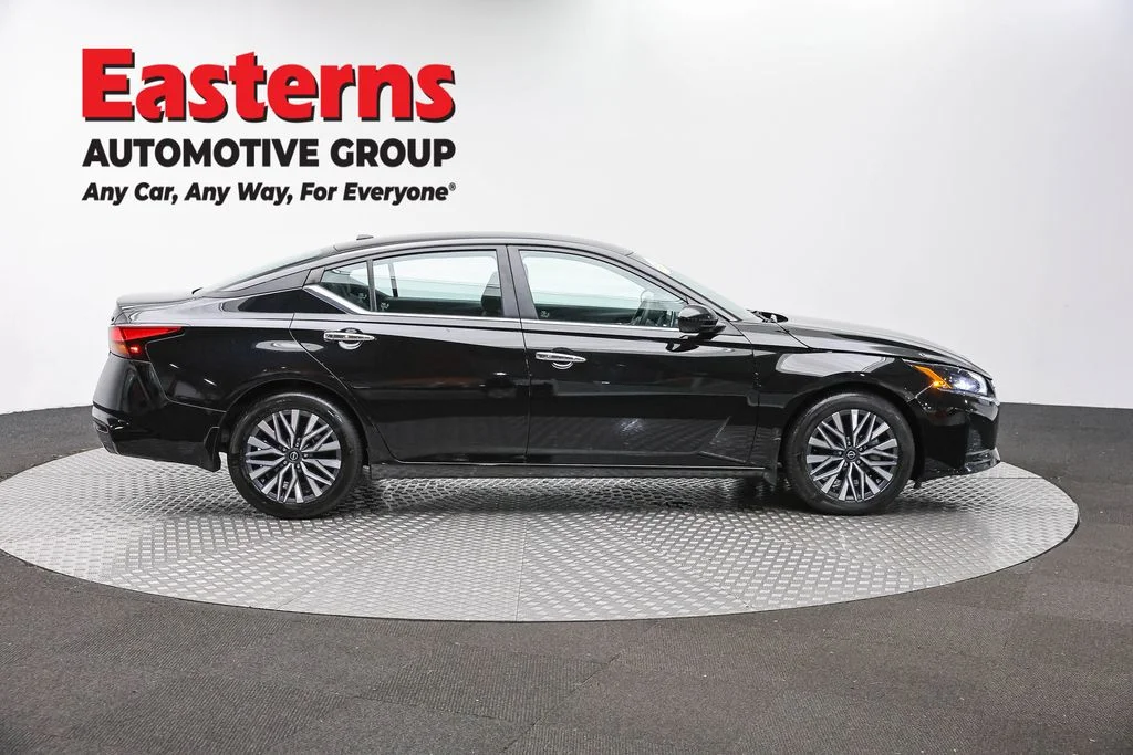 Used 2023 Black Nissan 2.5 SV image 4