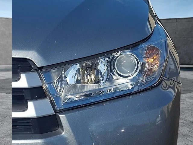 Used 2018 Silver Toyota XLE image 9