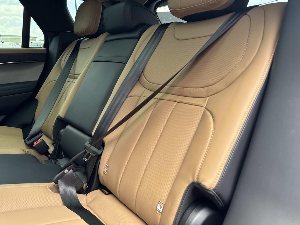 New 2026 Fuji White Land Rover Dynamic SE image 15