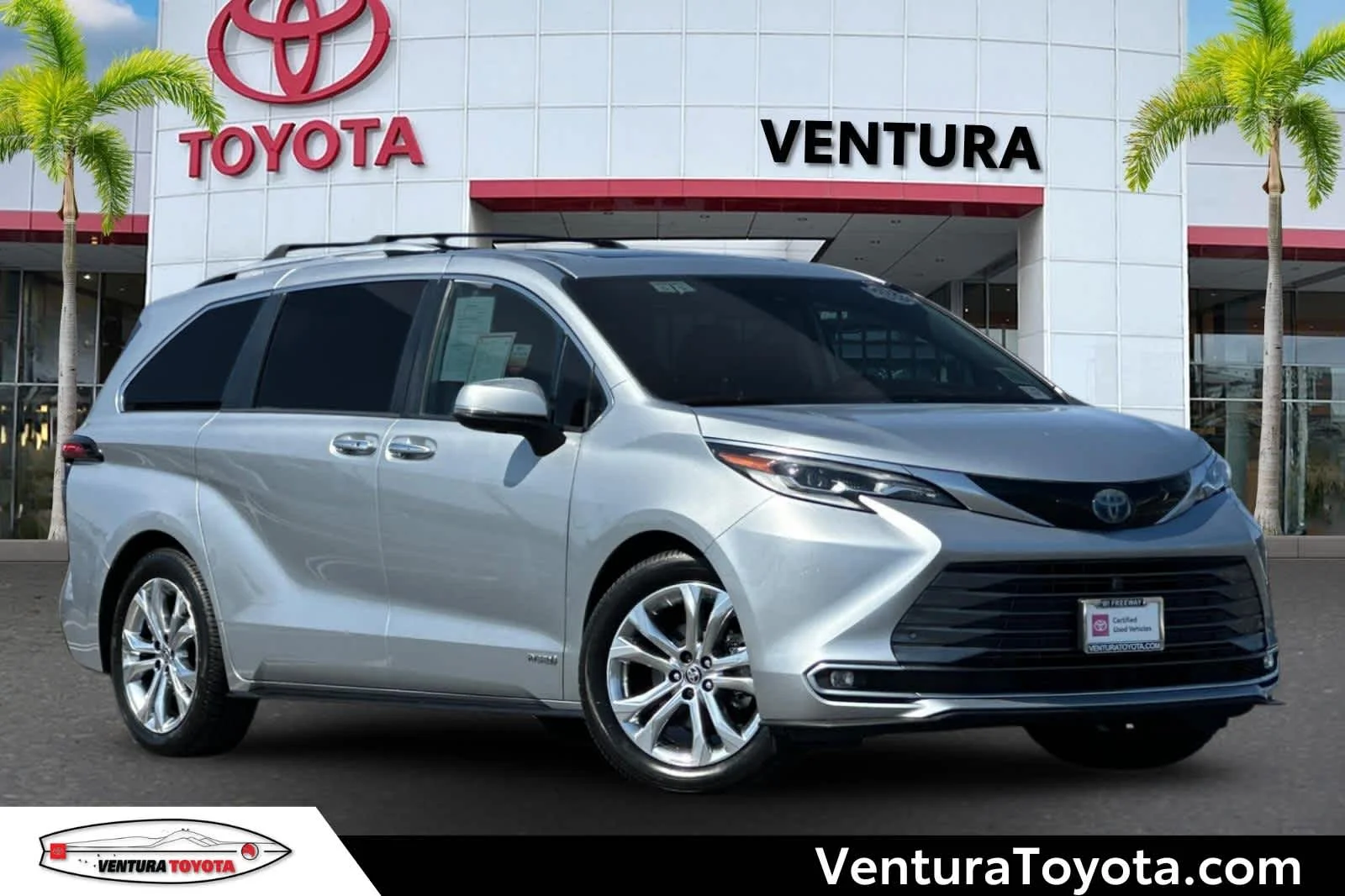 2021 Toyota Sienna Platinum 7-Passenger Hybrid FWD's photo