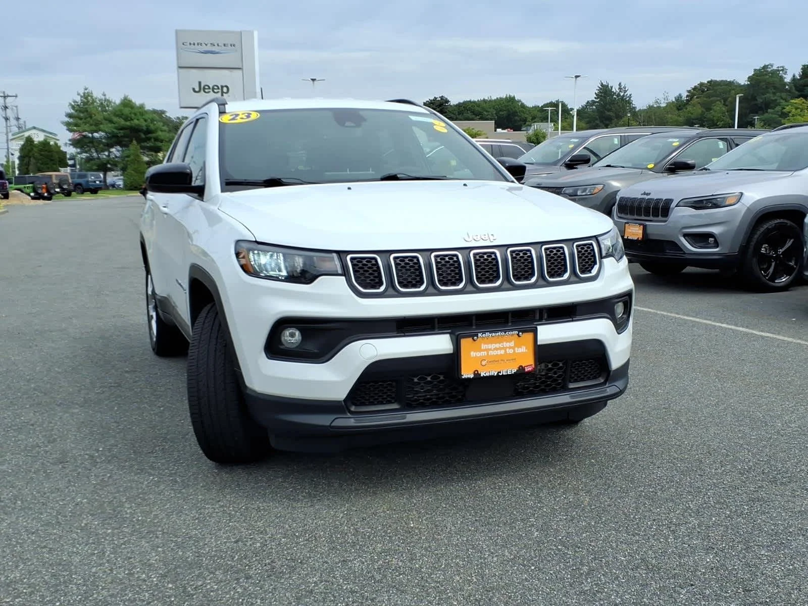 Certified Used 2023 Bright White Clearcoat Jeep Latitude Lux image 4