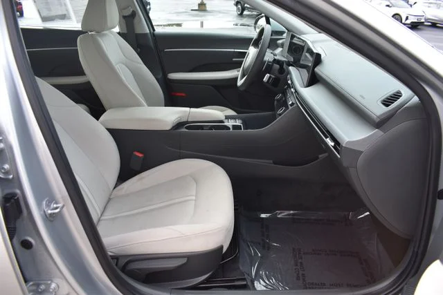 Used 2025 Silver Hyundai SEL image 17