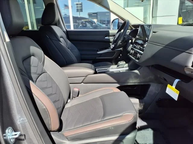2025 Nissan Pathfinder Platinum - Photo 6