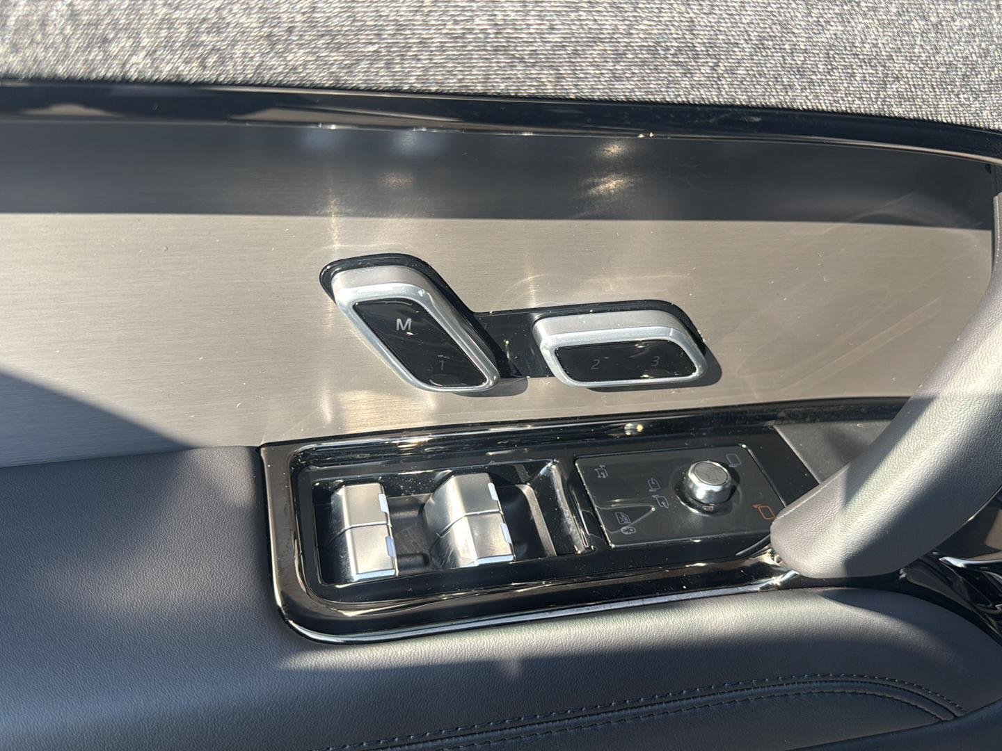 New 2027 Santorini Black Land Rover SE image 21