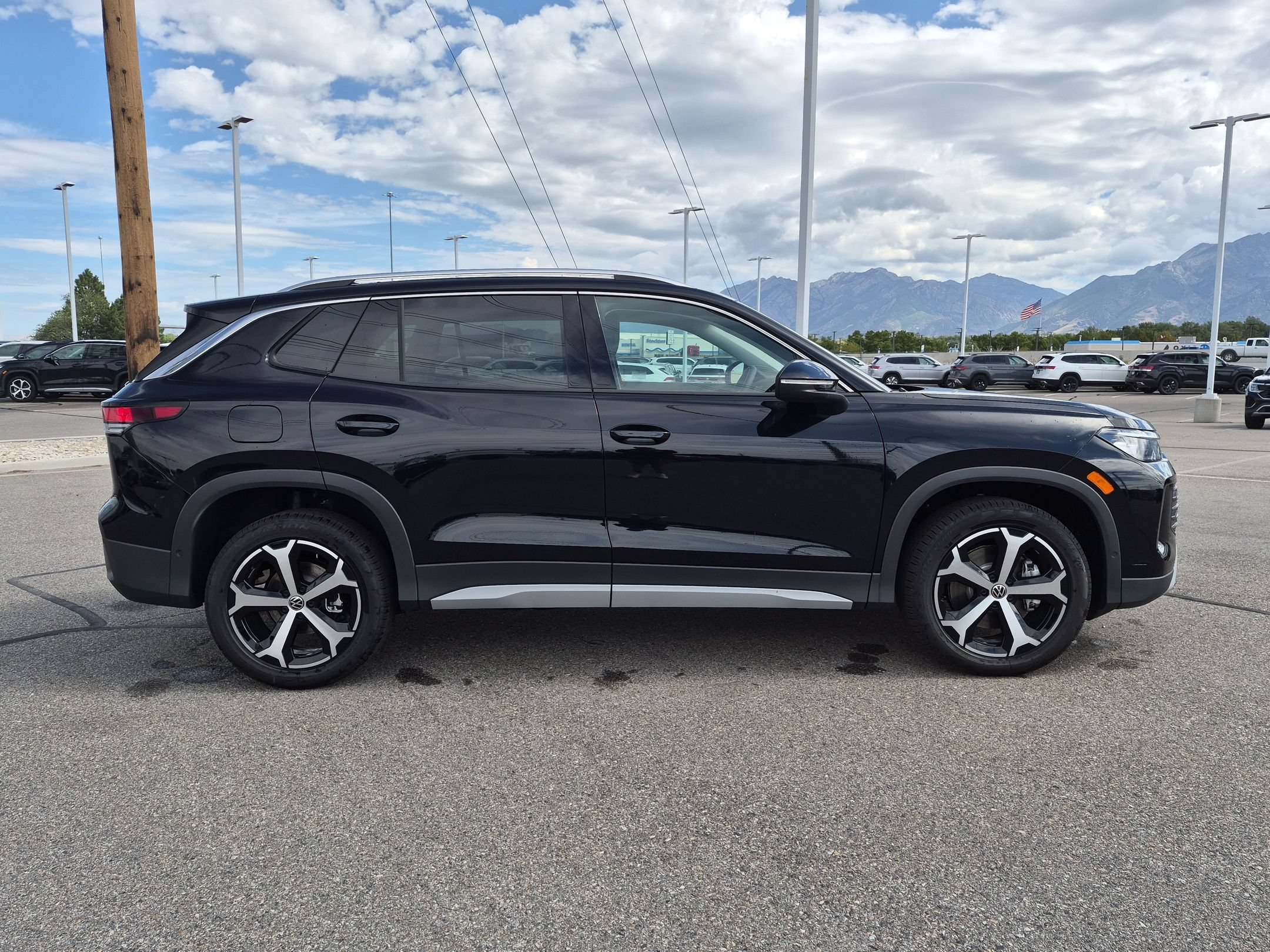 New 2026 Deep Black Pearl Volkswagen SE image 2