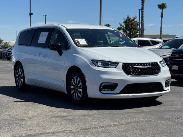 2024 Chrysler Pacifica Hybrid Select