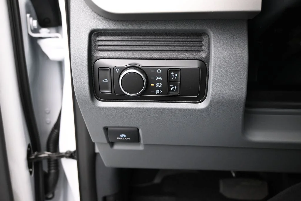 New 2027 Oxford White Ford XLT image 11