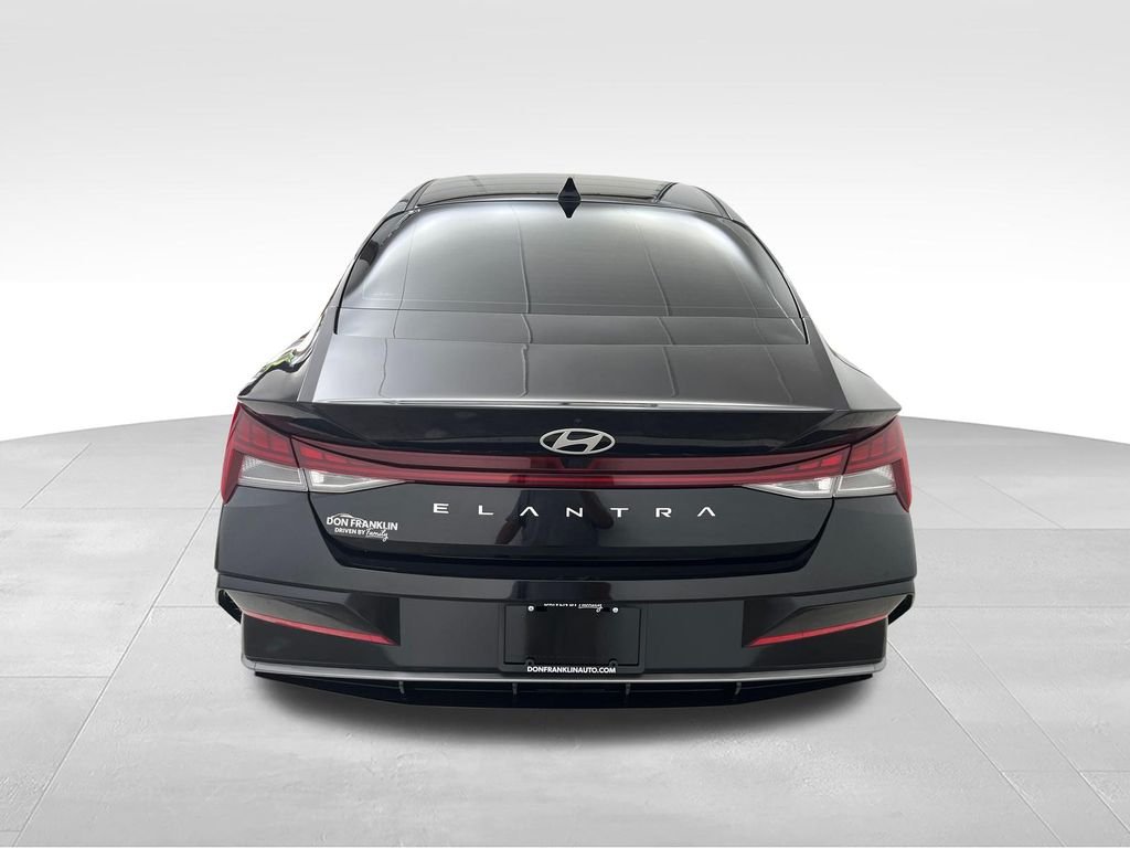 Used 2025 Black Hyundai SEL Convenience image 4