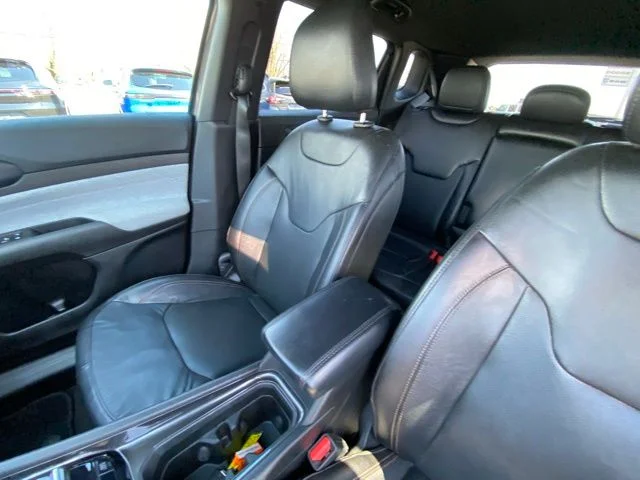 Used 2023 Gray Jeep Latitude Lux image 10