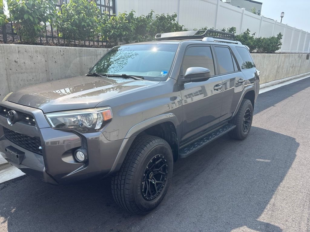 Used 2018 Magnetic Gray Metallic Toyota SR5 image 9