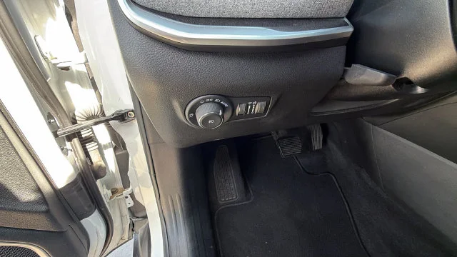 Used 2025 White Jeep Latitude image 30