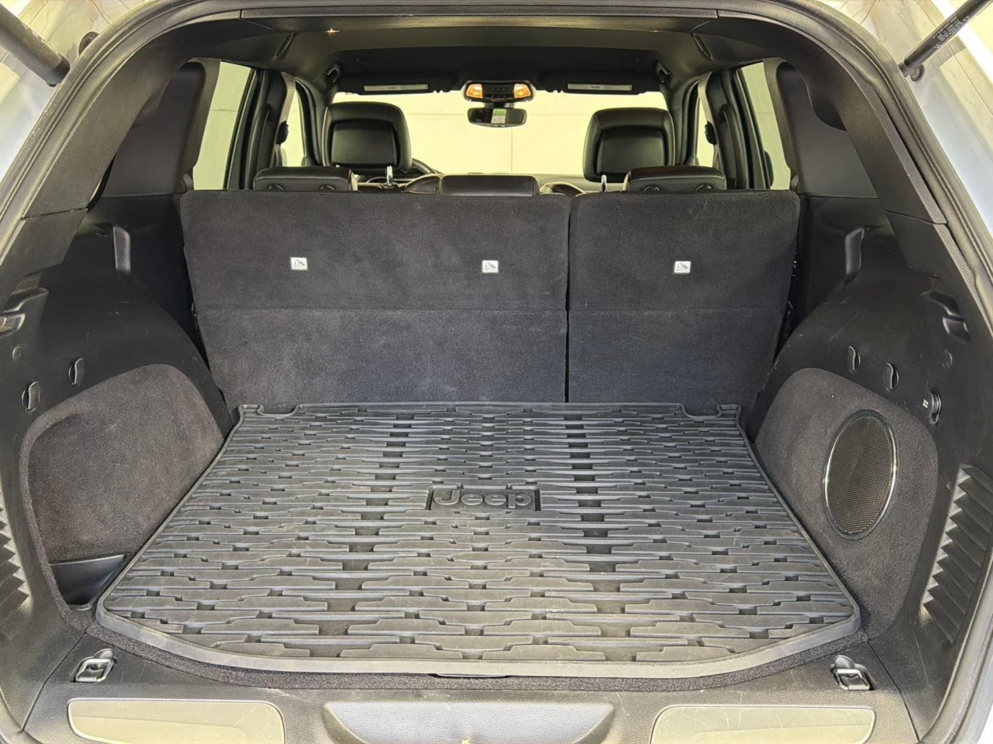 Used 2019 Bright White Clearcoat Jeep Trailhawk image 10