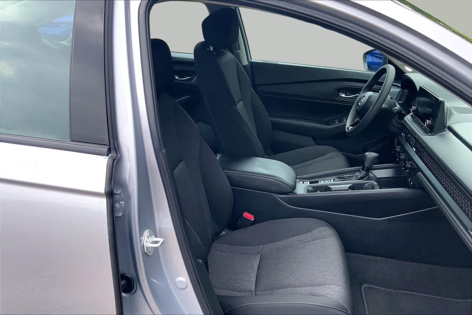 Used 2025 Meteorite Gray Metallic Honda SE image 9