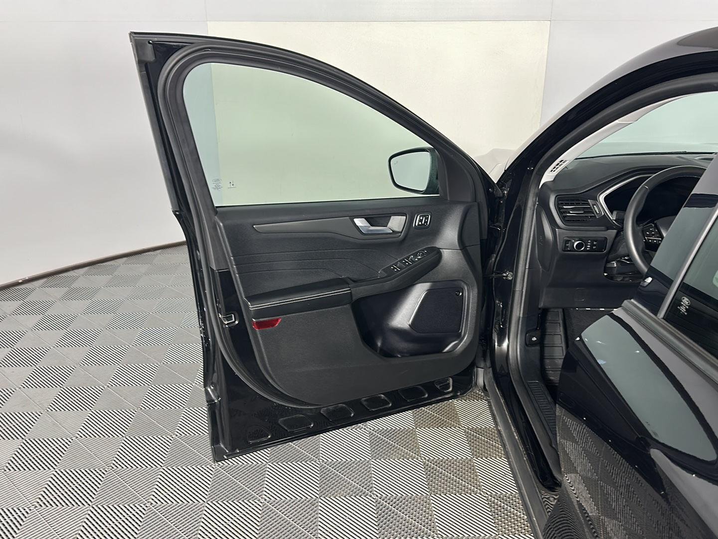 Used 2023 Agate Black Metallic Ford Active image 18