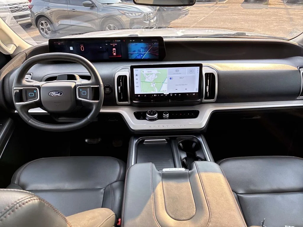 Used 2025 Oxford White Ford Active image 21