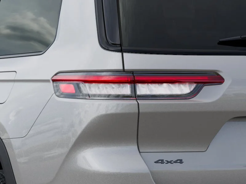 New 2025 Silver Zynith Exterior Paint Jeep Altitude image 9