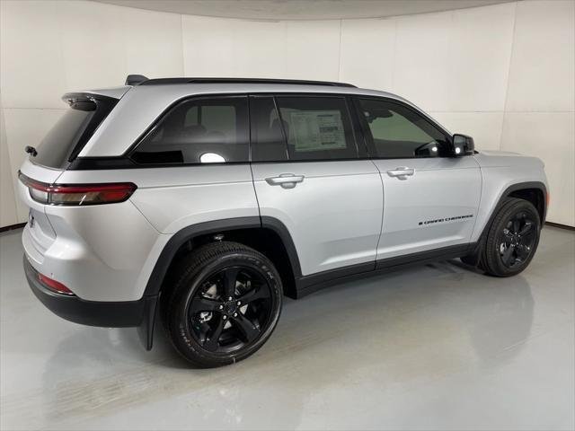 New 2025 Silver Zynith Exterior Paint Jeep Altitude X image 8