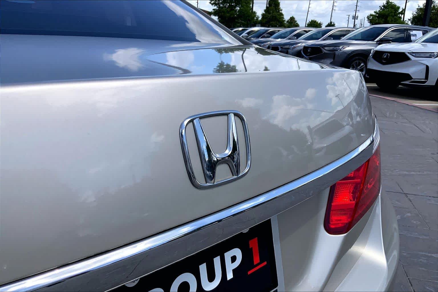 Used 2014 Champagne Frost Pearl Honda EX-L image 31