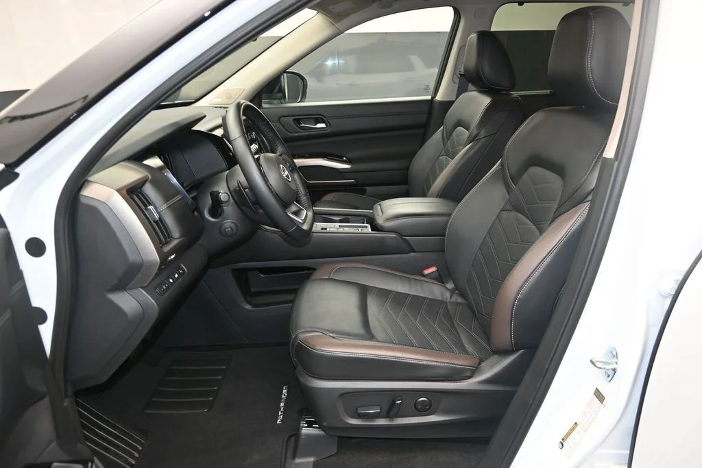 Used 2025 White Nissan Platinum image 19