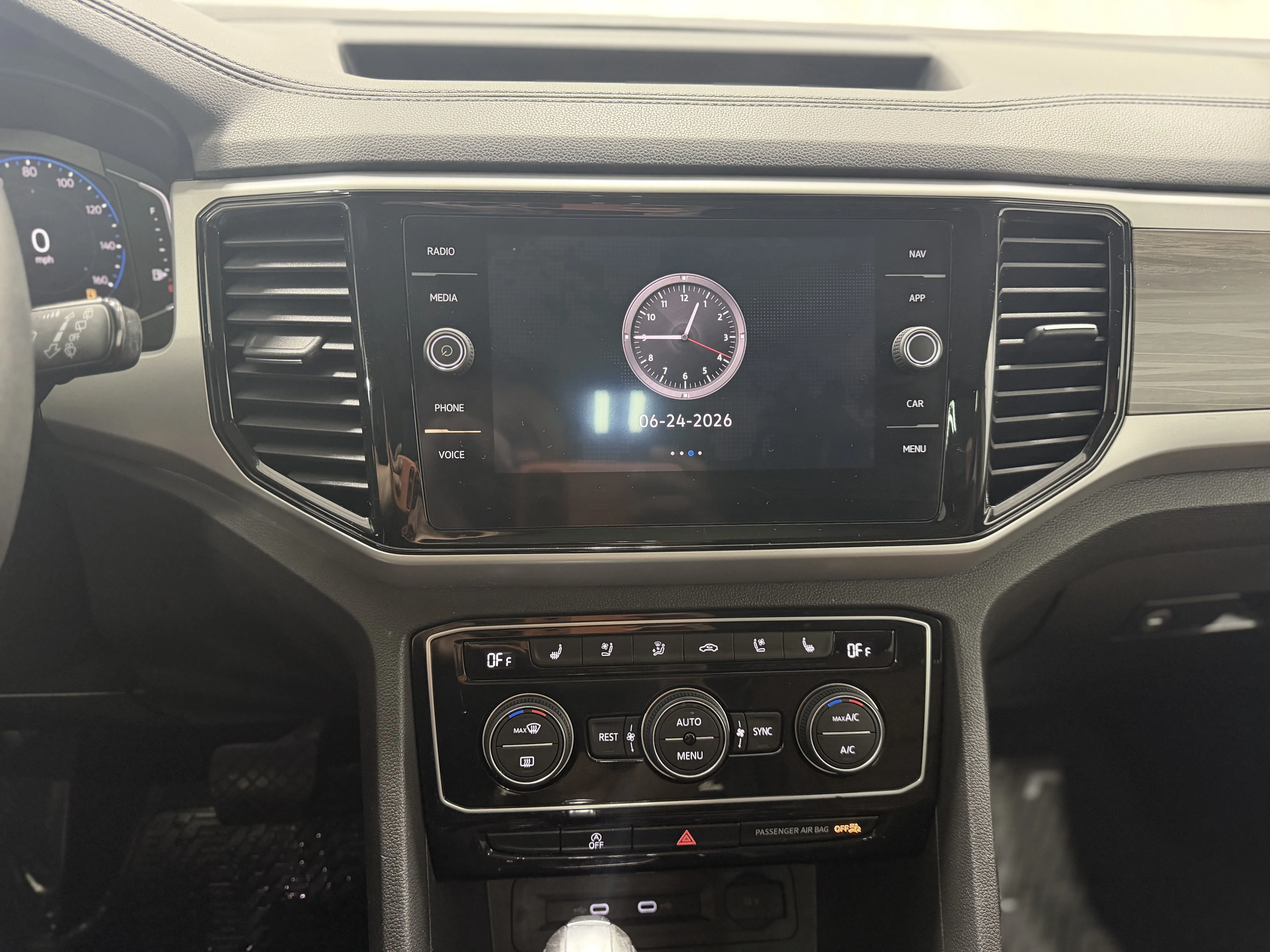 Used 2021  Volkswagen 3.6L V6 SEL Premium image 18