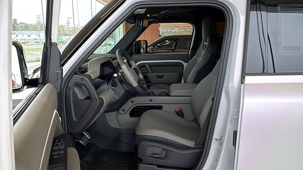 2026 Land Rover Defender OCTA - Photo 10