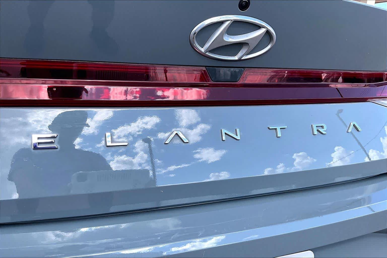 Used 2022 Electric Shadow Hyundai SE image 10