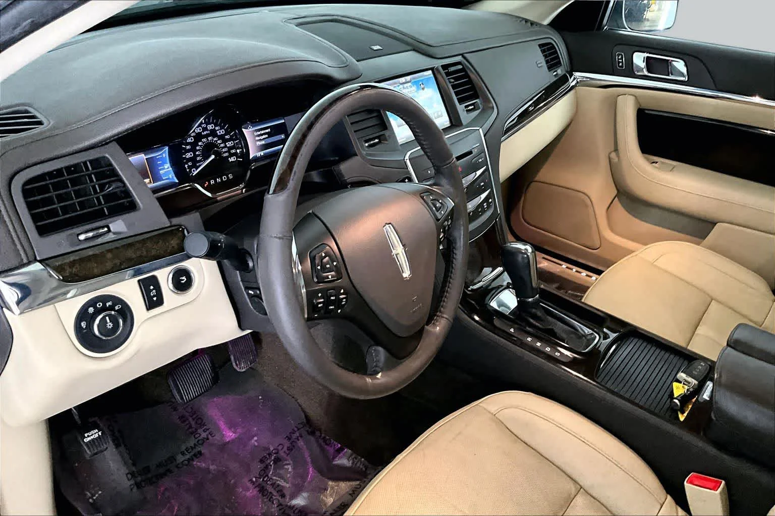 Used 2014 White Platinum Metallic Tri-Coat Lincoln  image 18