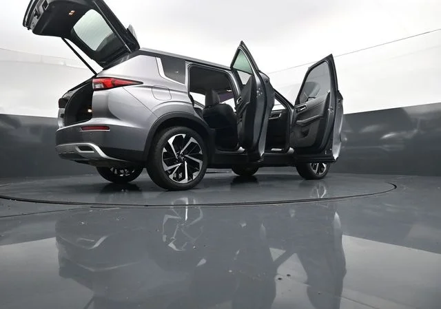 Used 2022  Mitsubishi SE image 44