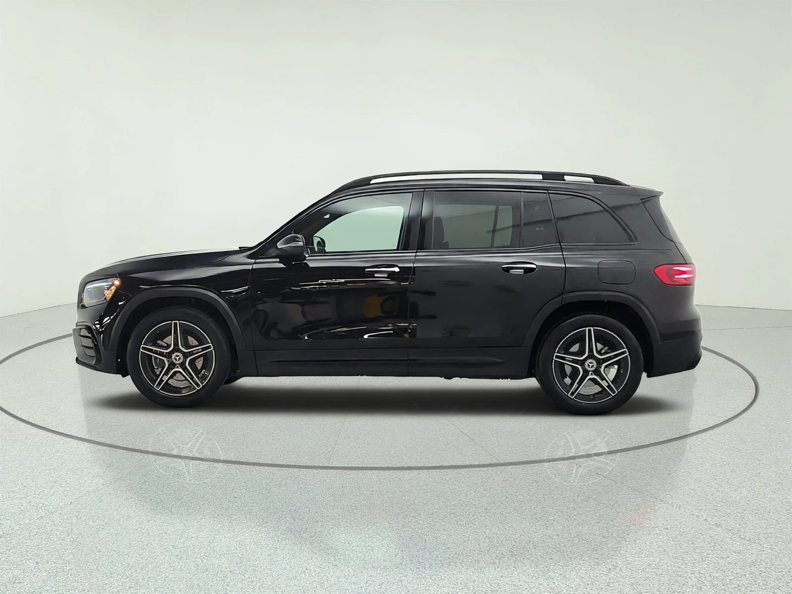 Used 2024 Night Black Mercedes-Benz GLB 250 SUV image 8