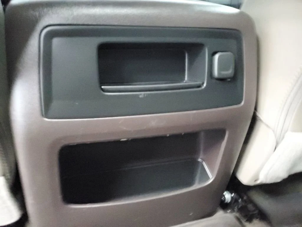 Used 2018 IRIDESCENT PEARL TRICOAT Chevrolet LTZ image 32