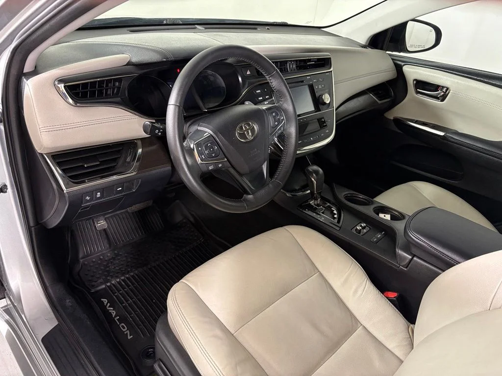 Used 2018 Silver Toyota XLE image 17