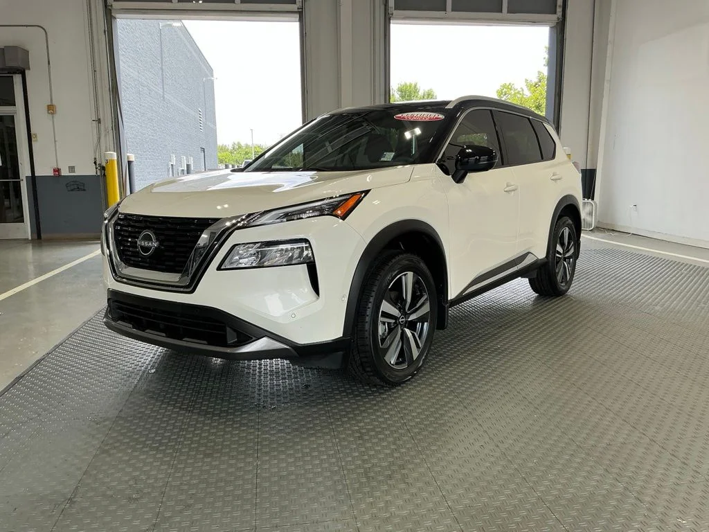 Certified Used 2023 Pearl White Tricoat/Super Black Nissan SL image 2