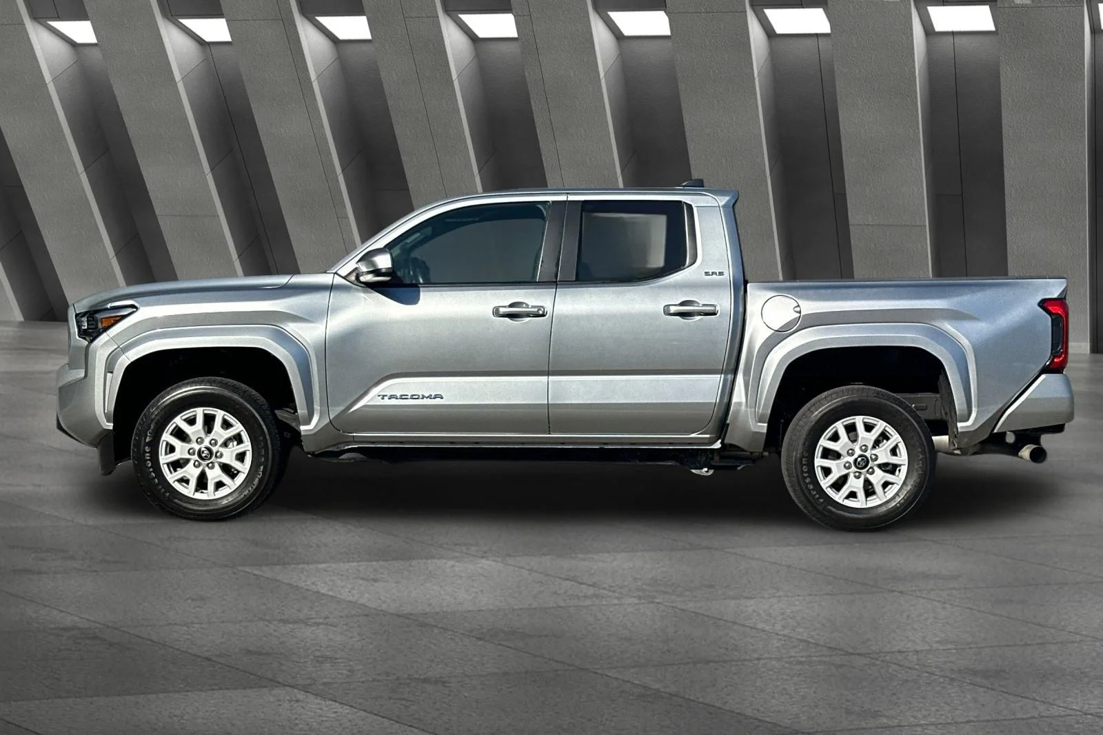 2025 Toyota Tacoma SR5 - Photo 10