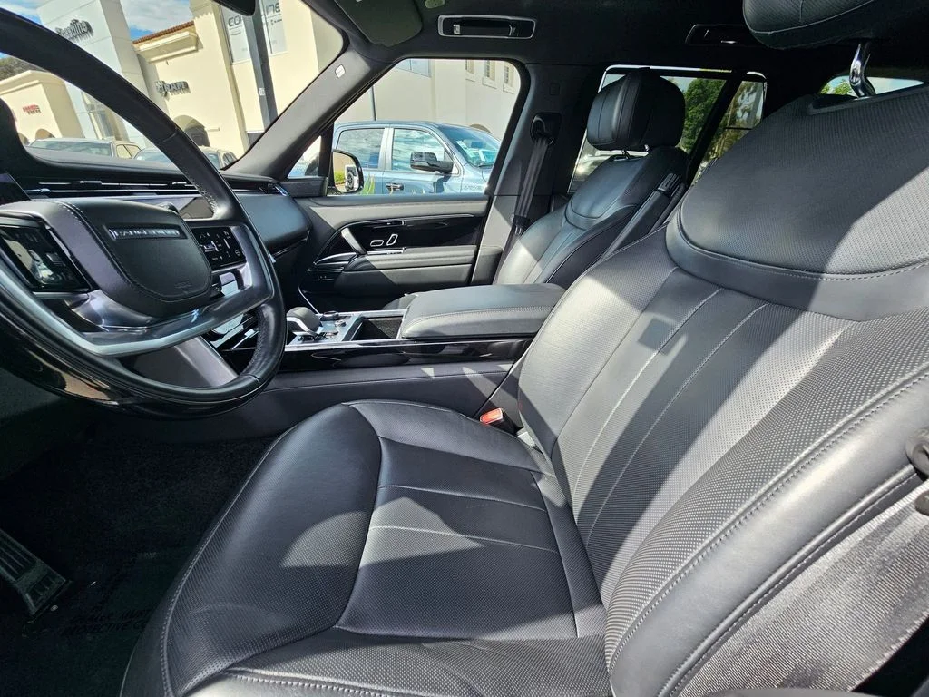 Used 2023  Land Rover Autobiography image 9