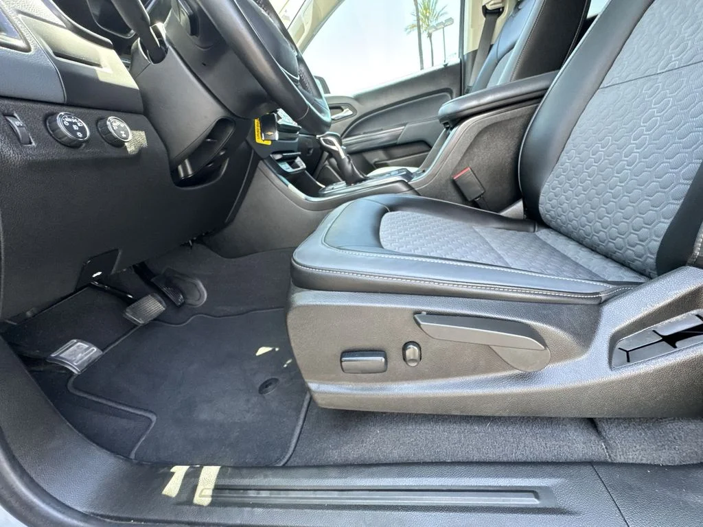 Used 2022 Gray Chevrolet Z71 image 19