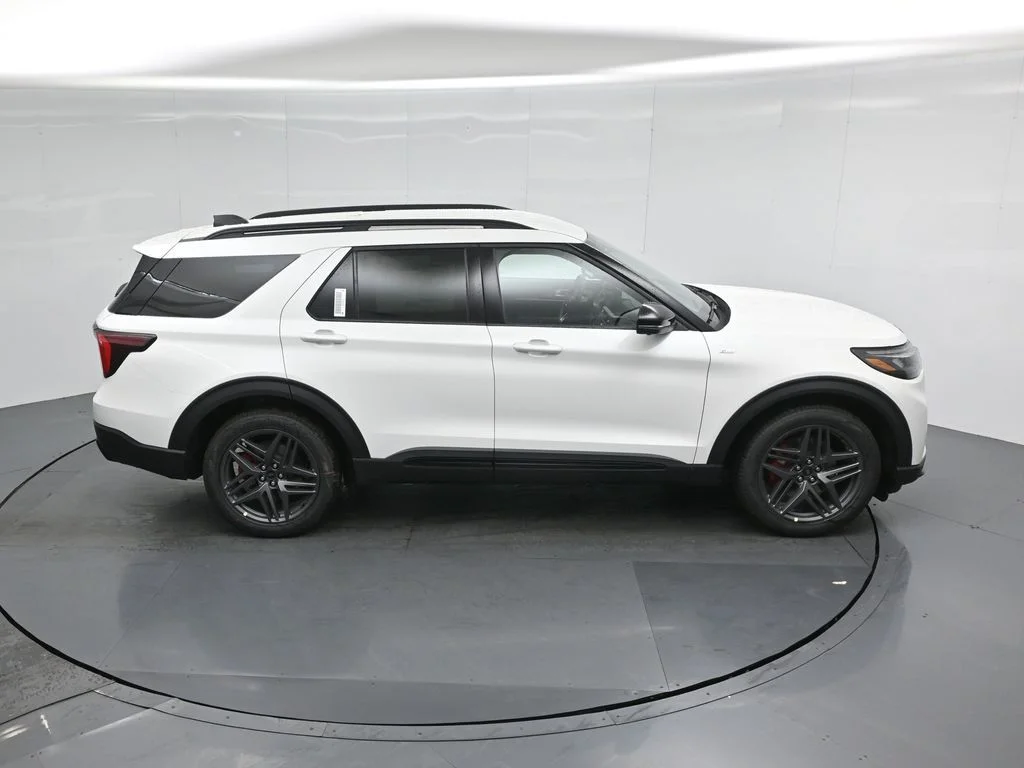 New 2026 Star White Metallic Tri-Coat Ford ST-Line image 40