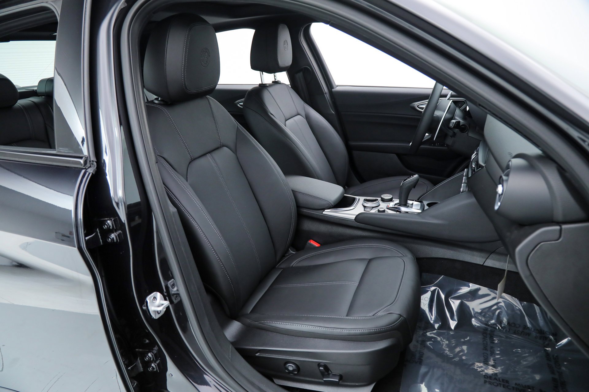 New 2025 Vulcano Black Metallic Exterior Paint Alfa Romeo  image 14