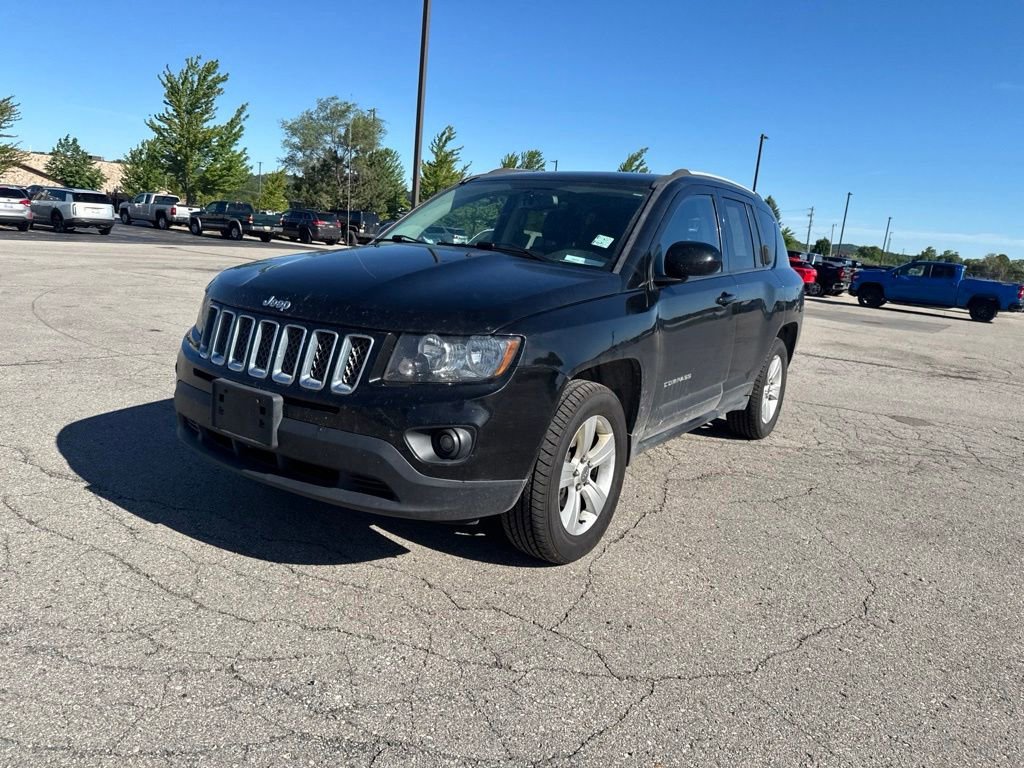 Used 2016  Jeep Latitude image 5
