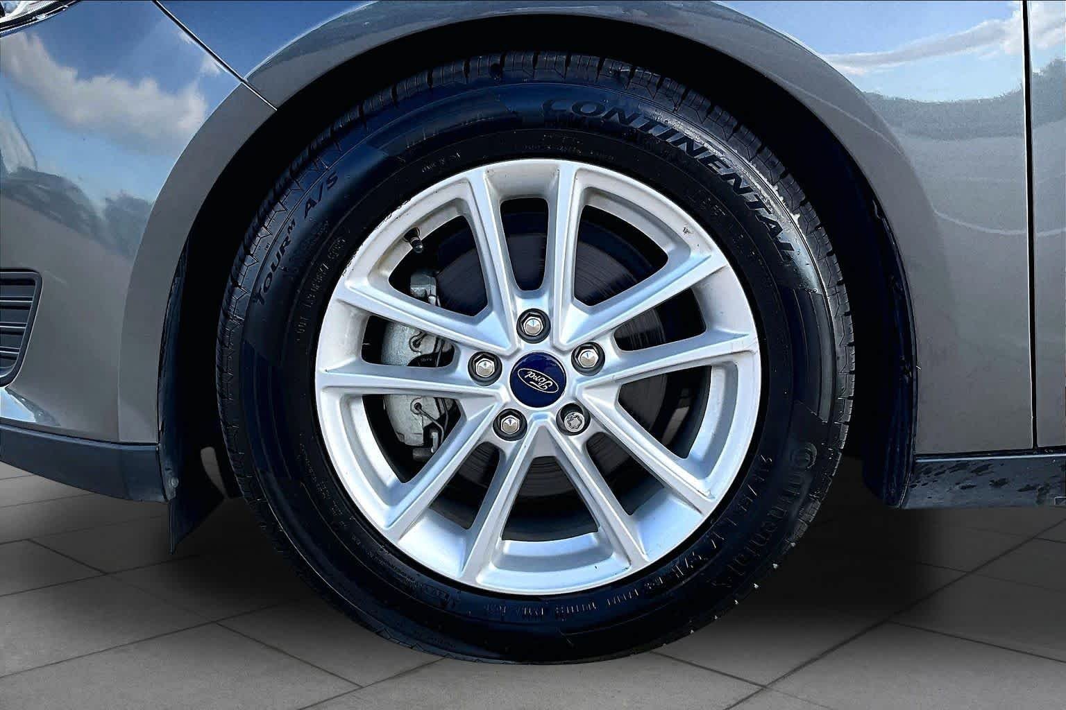 Used 2018 Magnetic Metallic Ford SE image 11