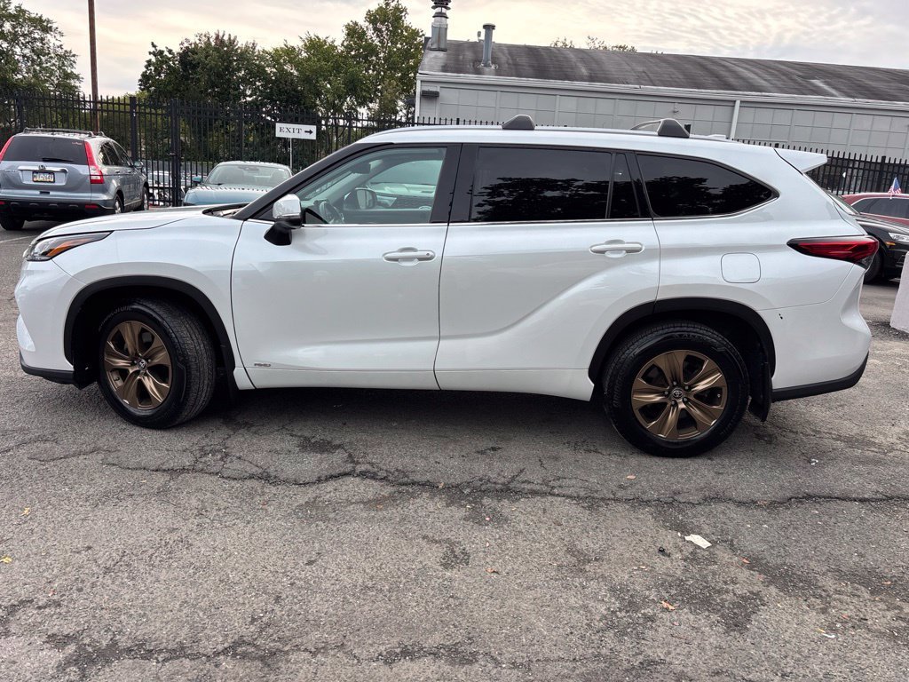 Used 2022 Beige Toyota Bronze Edition image 3