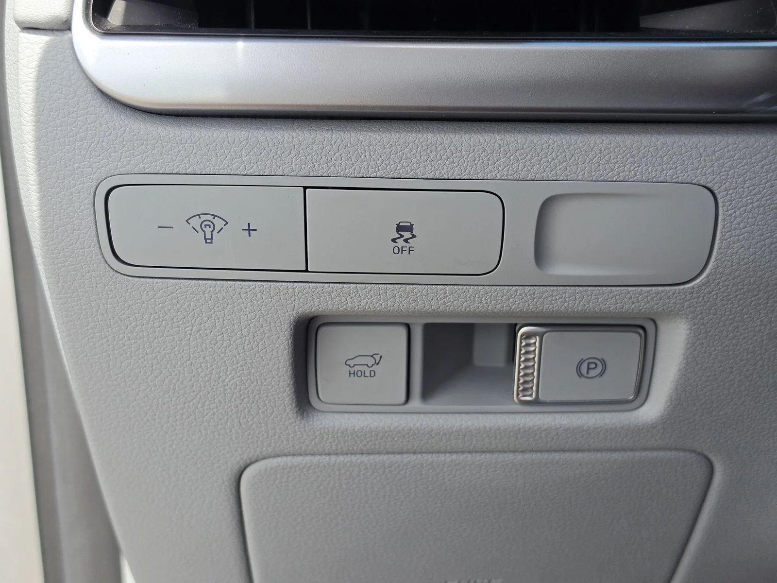 Used 2025 Silver Hyundai SEL image 31