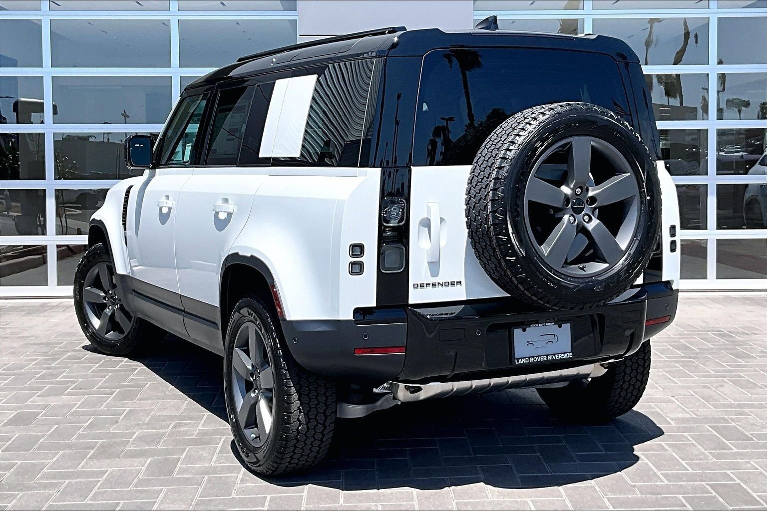 New 2026 Fuji White LAND ROVER S image 3