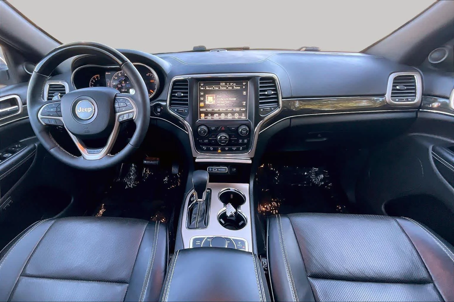 Used 2017 Granite Crystal Metallic Clearcoat Jeep Overland image 14